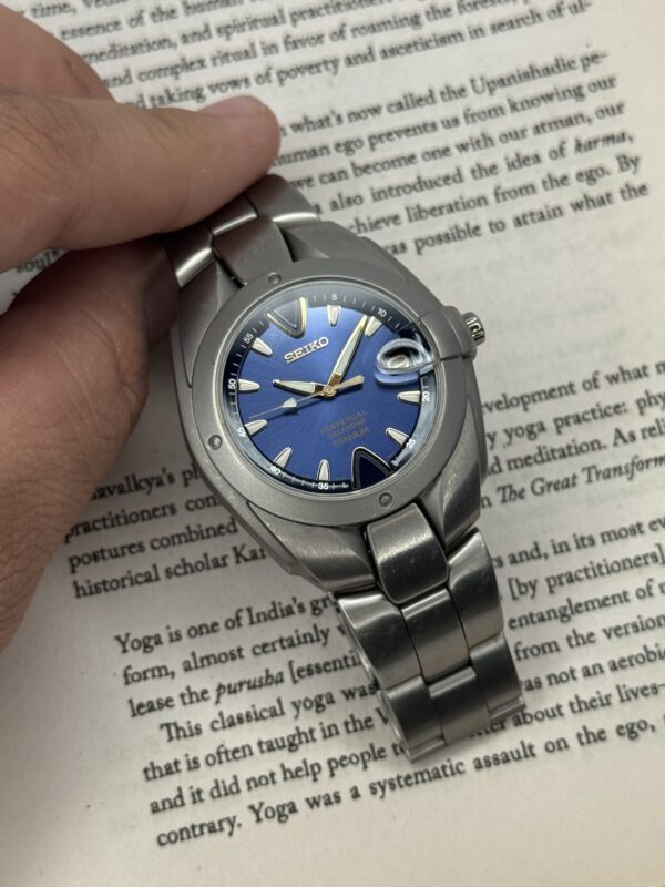 Seiko 3F32-0040 Titanium Men's Quartz Watch – Lightweight & Elegant - Image 2