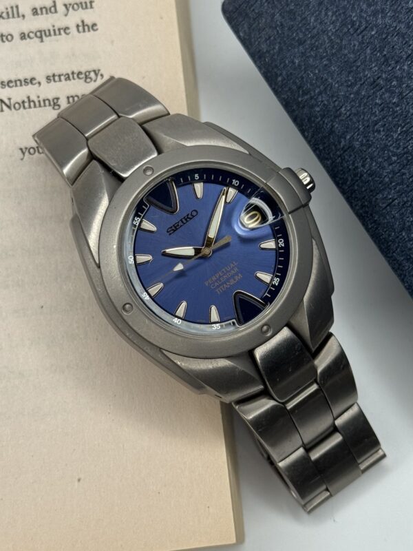 Seiko 3F32-0040 Titanium Men's Quartz Watch – Lightweight & Elegant