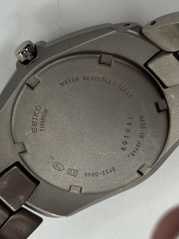 Seiko 3F32-0040 Titanium Men's Quartz Watch – Lightweight & Elegant - Image 6